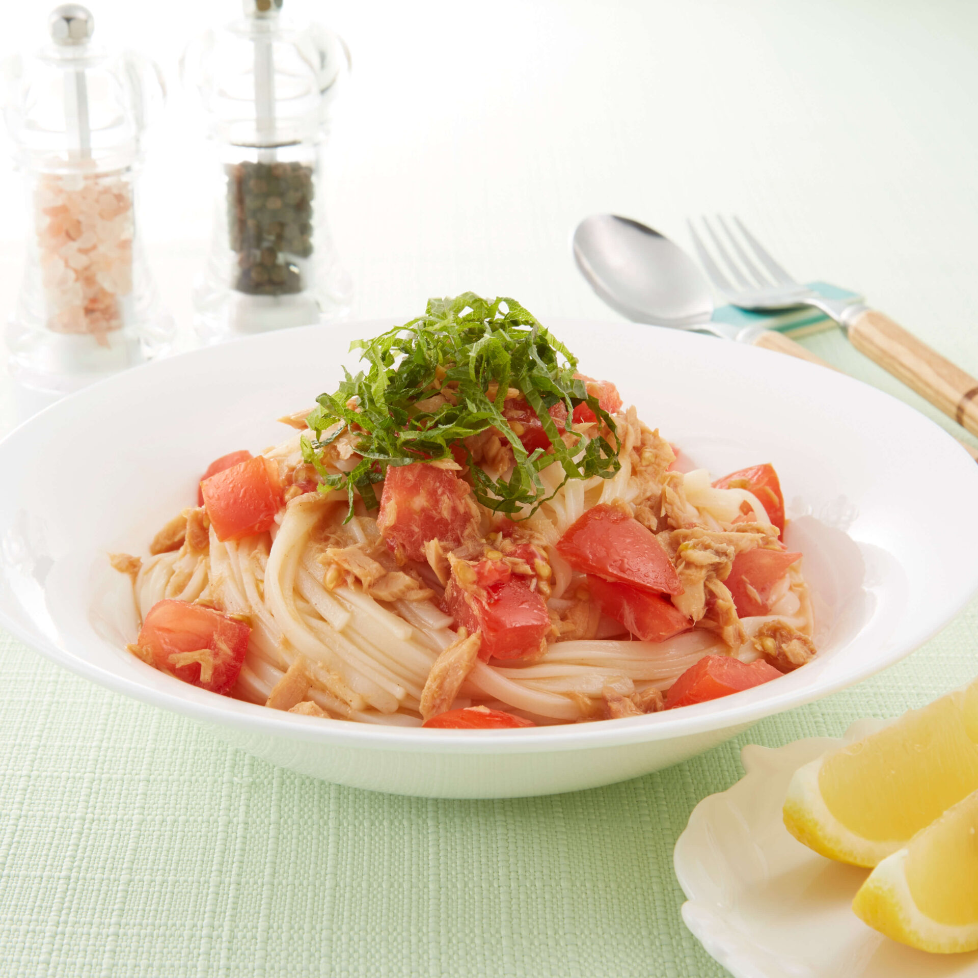 トマトと綱の冷やし平麺